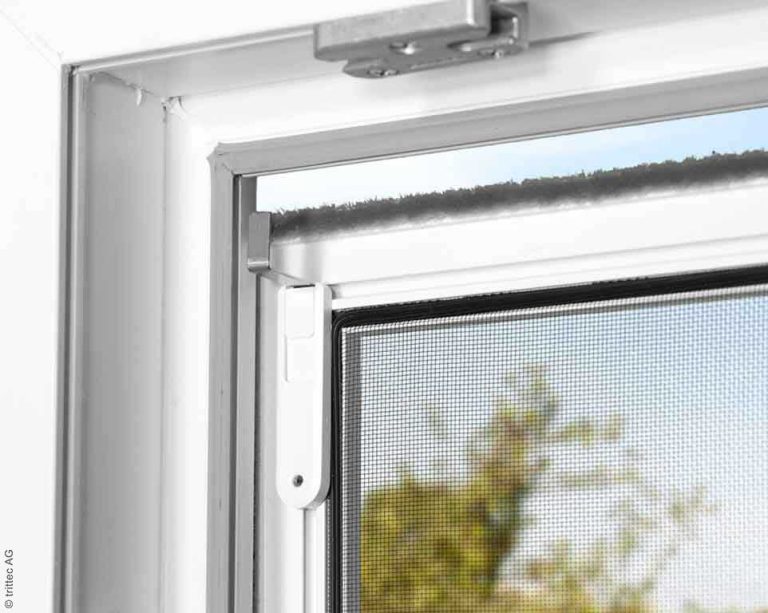 Federbox als obere Befestigung von Fensterspannrahmen mit Winkellaschen im Blendrahmen