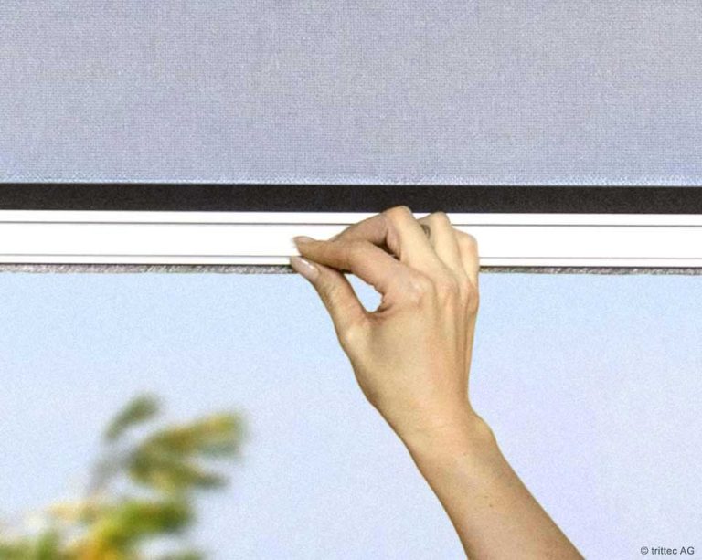 Handle bar for opening and closing the roller blind