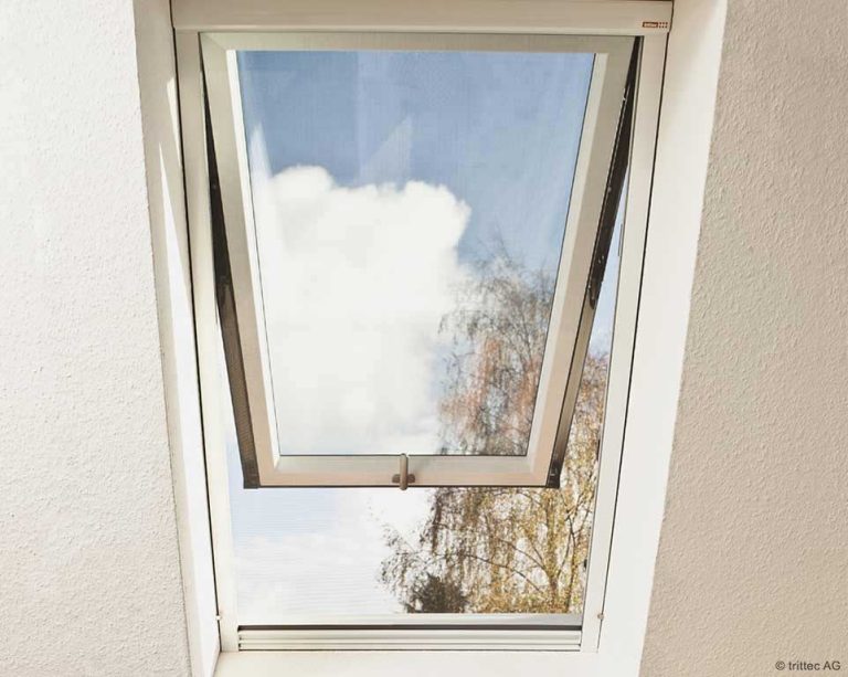Beispiel für Einbausituation: Insektenschutzrollo mit Montagerahmen, in einem Dachfenster montiert